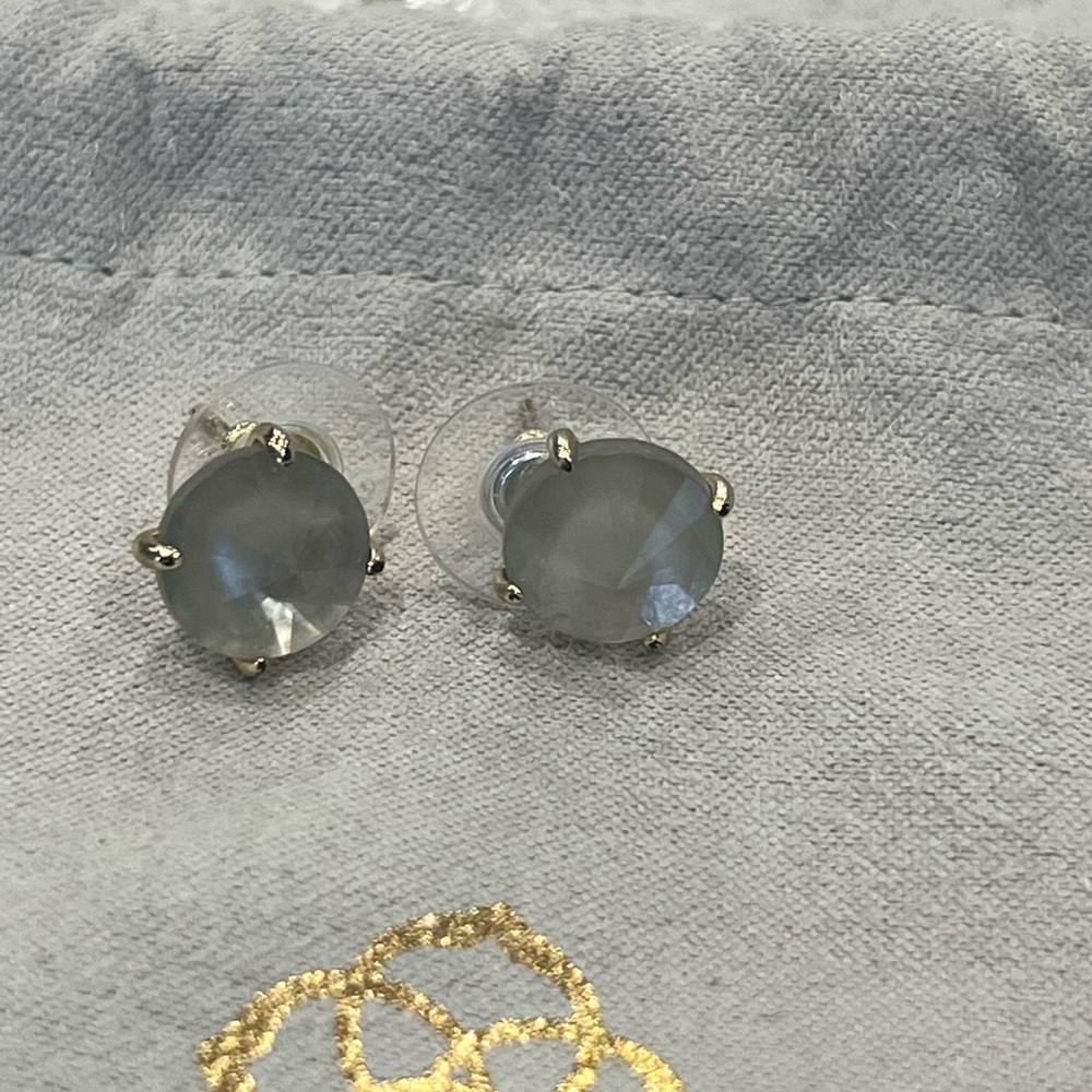 Kendra Scott stud earrings w gold